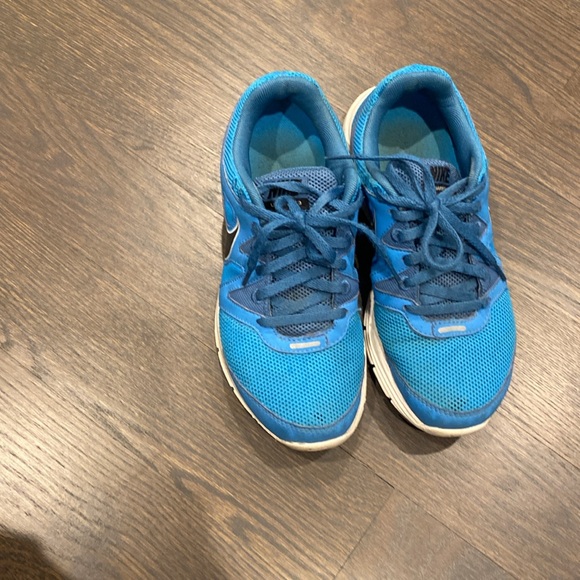 Women’s Nike sneakers - Picture 2 of 5